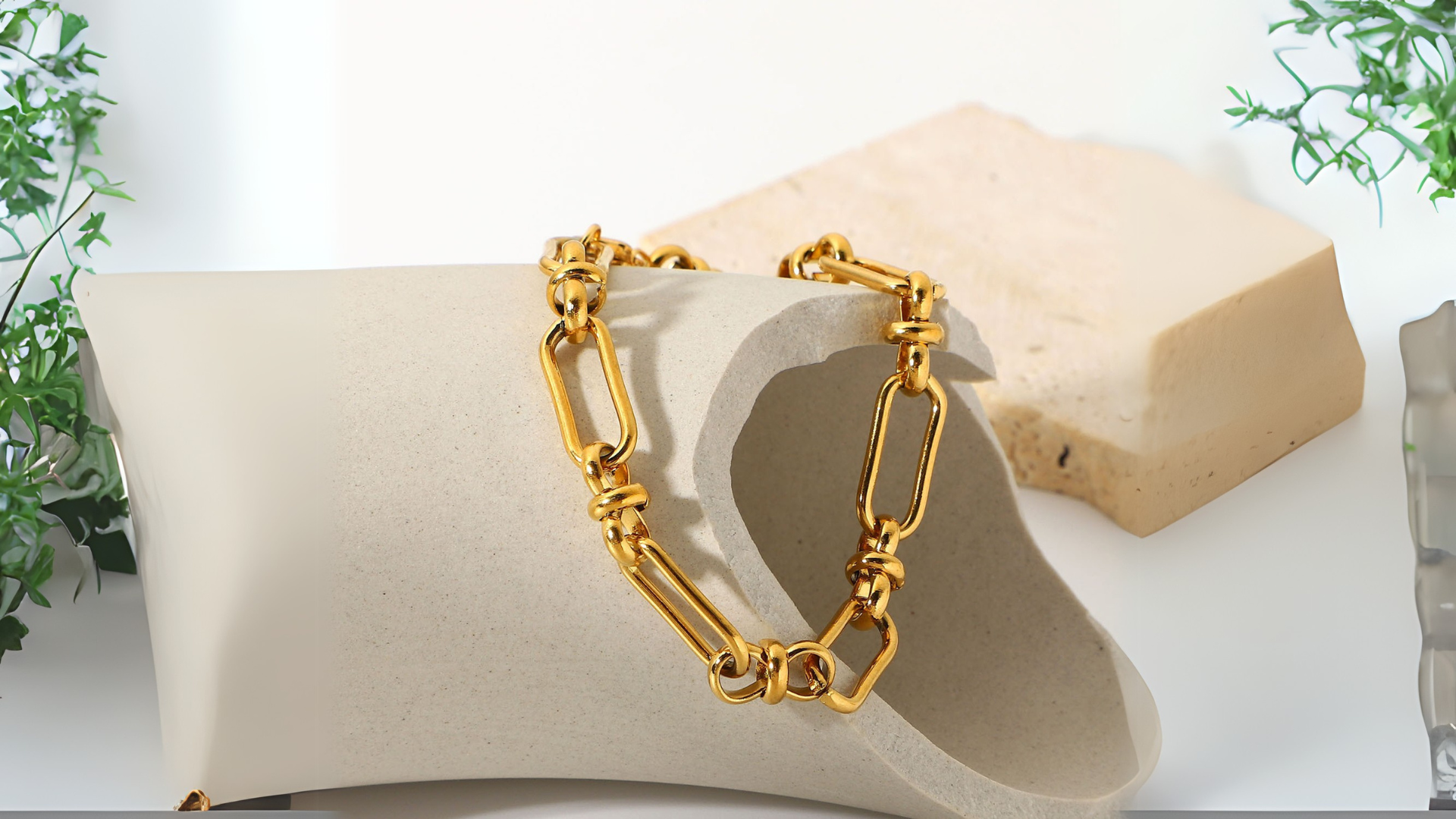 Brace(let) Yourself: A Guide to Arm Jewelry by European Style